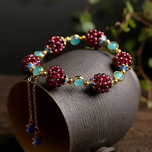 NWOT Jewelry - Natural Garnet Cluster Bead Stretch Bracelet (Natural Stone Bead)
